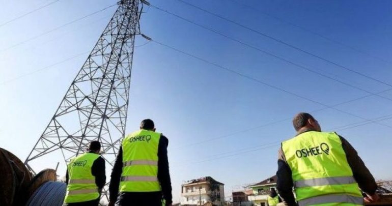 DEFEKT I MADH NË RRJET/ Gjysma e Durrësit pa energji elektrike, OSHEE njofton se…