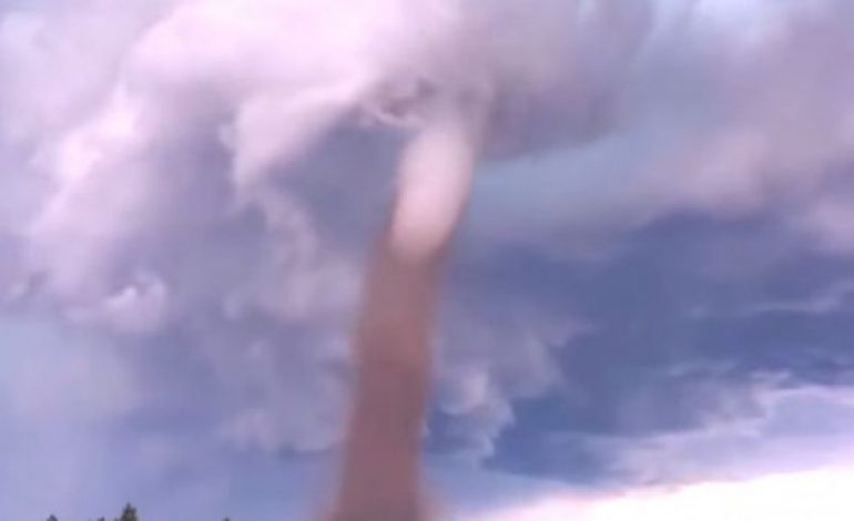 Pamje të jashtëzakonshme/ Kjo VIDEO tregon fuqinë e pabesueshme të stuhive