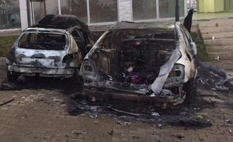 E FUNDIT/ Shkrumbohen dy makina në Vlorë, zjarret dyshohen të qëllishme