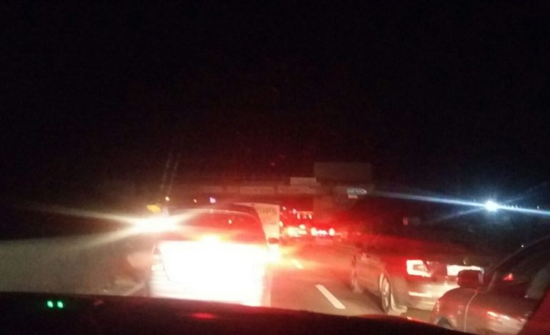 TRAFIK NË AUTOSTRADË/ Kaos pranë kryeqytetit, qindra automjete në radhë (FOTO)