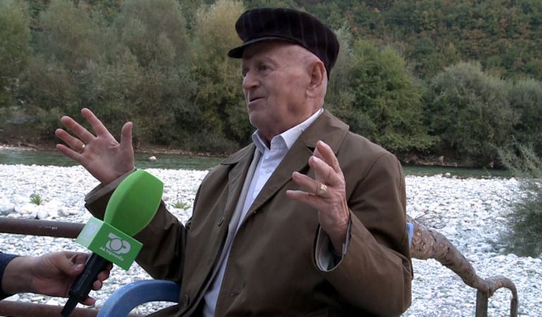 E RRALLË/ Njihuni me 93-vjeçari nga TROPOJA që pajton gjaqet: E kemi larguar… (VIDEO)