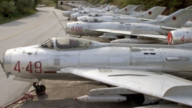 AVIONË, ANIJE E BLINDA/ Ministria e Mbrojtjes njofton ankandin. Ja vlera fillestare