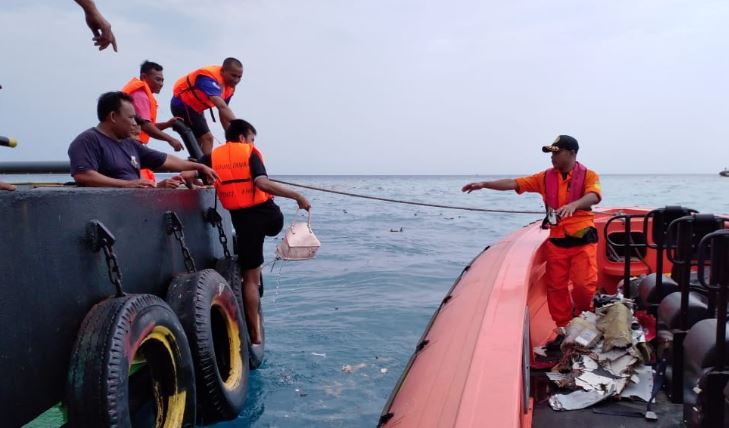 TRAGJEDI NË INDONEZI/ Rrëzohet në det avioni me 188 pasagjerë