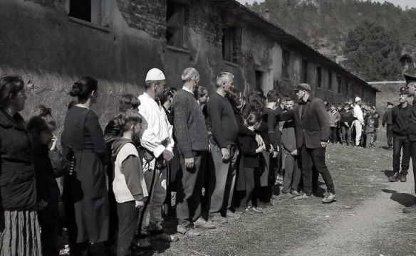 “AZIZI”/ Filmi ku “aktrojnë” ata që kanë përjetuar tmerret e komunizmit në Shqipëri
