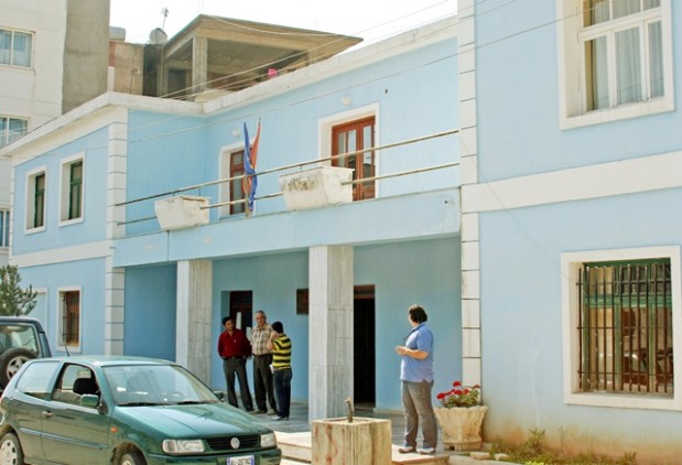“I NDËRTUAN MUR RRETHUES NË PRONËN E TIJ”/ 37 vjeçari denoncon në polici Bashkinë e Himarës