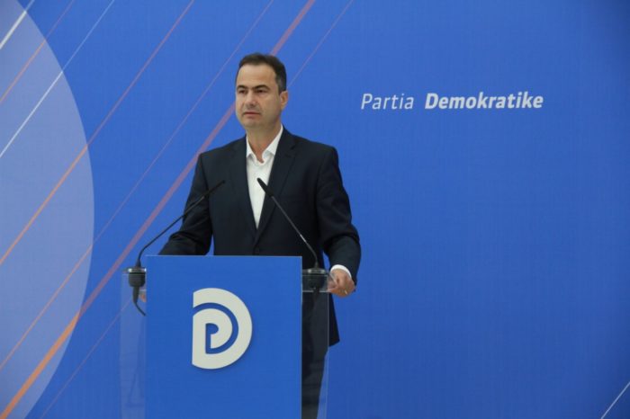 PROTESTA PËR SHKOLLËN NË MENGËL/ Boçi: Policia dhunoi fëmijët dhe prindërit e tyre