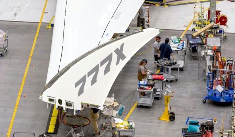 RISIA E RE/ Pritet të prodhohet “Boeing i ri 777X”, avioni me krahë që përthyhen