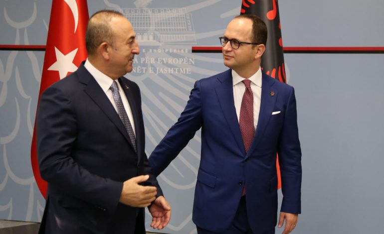 VIZITA E MINISTRIT TURK/ Bushati pret homologun Çavuşoğlu, ç’tha ministri turk gjatë takimit në Tiranë