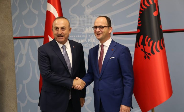 ÇAVUSOGLU NË TIRANË/ FETO, ne nuk strehojmë terroristë nga Shqipëria, presim ta bëni dhe ju