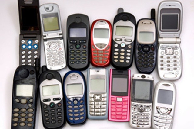 MOS I HIDHNI TELEFONAT E VJETËR/ Mund t’iu sjellin të ardhura deri në 1 mijë euro