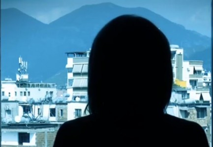 “NDJEVA DERËN E ZYRËS TË HAPEJ…”/ Vajza në Tiranë denoncon shefin: Tentoi të më afrohej kur…