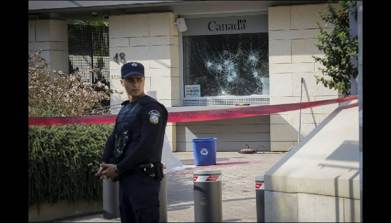 E PAPRITUR/ Sulmohet nga 10 persona të maskuar ambasada kanadeze në Athinë