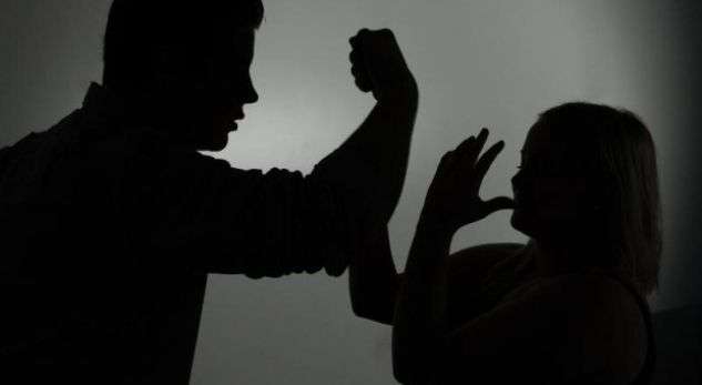 NDODH NË MALLAKASTËR/ E dhunonte burri, 50-vjeçarja kërkon urdhër-mbrojtje