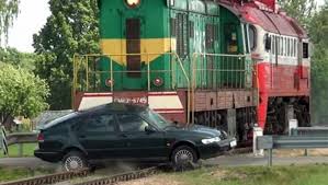 E FUNDIT/ Treni i linjës Elbasan-Kashar përplaset me një makinë