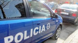 QËLLON ME ARMË MAKINËN E POLICISË/ Në kërkim 35-vjeçari Grek (EMRI)