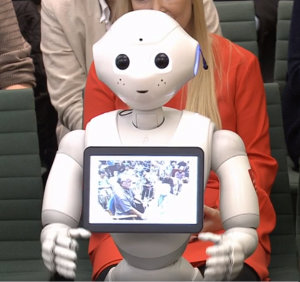 GJENDET “ZËVËNDËSUESI” I POLITIKANËVE/ Para Parlamentit në Britani “raporton” një…robot