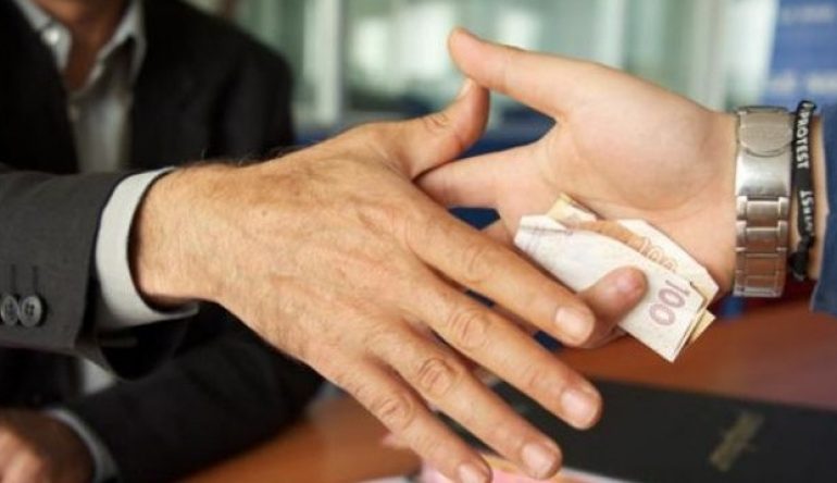 AKUZAT PËR KORRUPSION/ Pas denoncimit nga emisioni investigativ, shkarkohen tre inspektorët