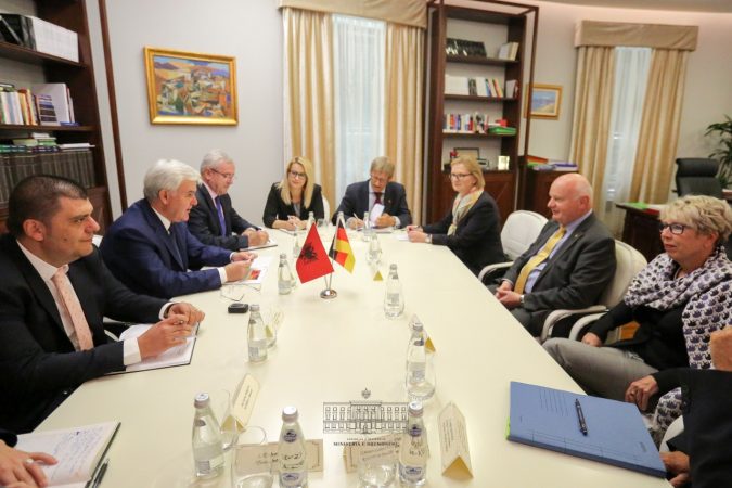 ARDHJA E DELEGACIONIT GJERMAN/ Ja çfarë u diskutua gjatë takimit me Ministrin Xhafaj