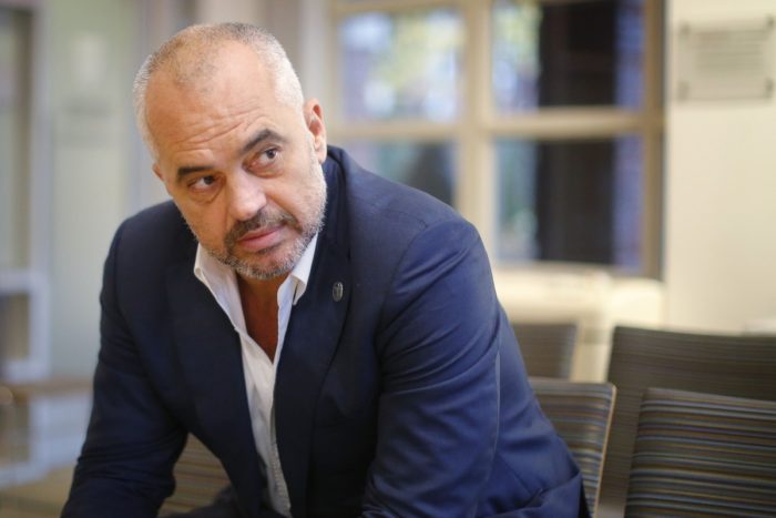 SHUMË AKTIV NË RRJETET SOCIALE/ Rama publikon foton e veçantë, ja kë përshëndet me puthje