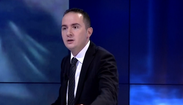 PROKURORËT MBËRRIJNË NË KLAN/ Salianji ja mbath me vrap dhe për pak shtyp rojet, nuk dorëzon filmimet