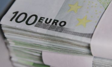 FORCIMI I LEKUT/ "Varfërohen" kursimtarët, pakësohen me 253 milionë euro depozitat në valutë në banka