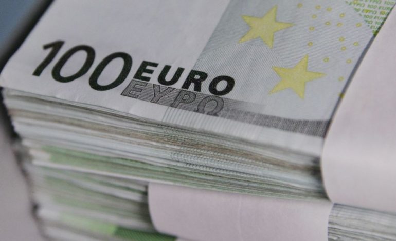 FORCIMI I LEKUT/ “Varfërohen” kursimtarët, pakësohen me 253 milionë euro depozitat në valutë në banka