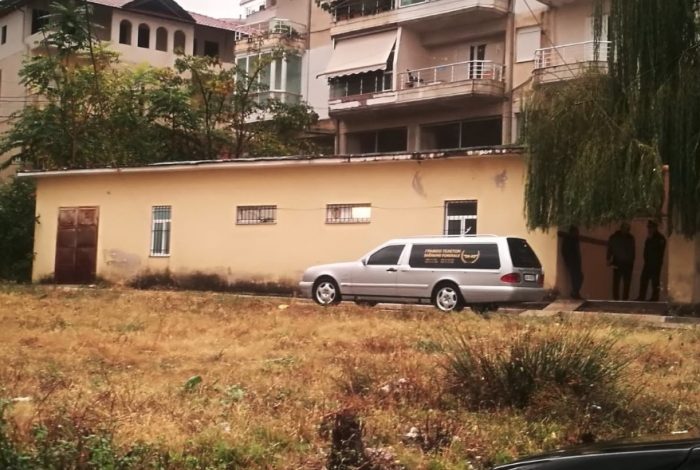 EKZEKUTIMI I EKSTREMISTIT/ Gazetarja tregon çfarë ZBULOI mjeku ligjor: Kacifas u qëllua nga…