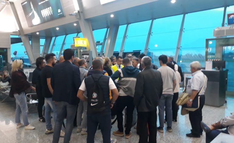 AVIONI PËSON DEFEKT/ Anulohet fluturimi drejt Barit. Qytetarët prej orësh në Rinas