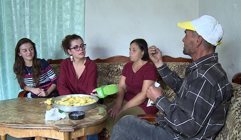 HISTORIA PREKËSE/ Ndihmë më të varfërve, pas shkolle. 19-vjeçarja shkon te fqinjët dhe…