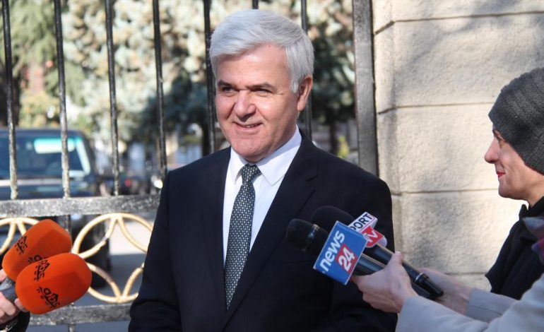 XHAFAJ MBËRRIN NË MINISTRINË E BRENDSHME/ “Pengohet” në ecje: U vonova pak se…