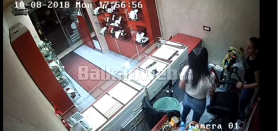 DËSHTON GRABITJA E ARGJENDARISË NË TIRANË/ Shihni si përballen shitëset me hajdutin, si në filma (VIDEO)