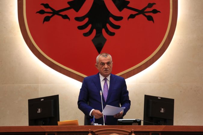 LIGJI PËR TEATRIN/ Ruçi ndërpret seancën pas kërkesës së Ballës