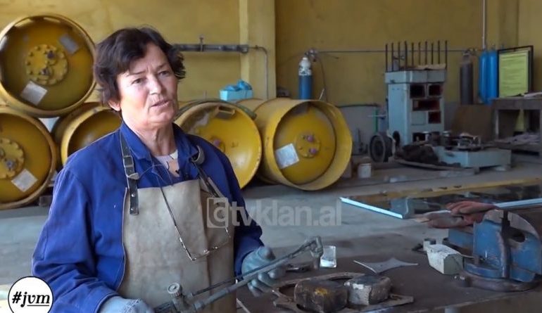 HISTORA/ Historia e saldatores që punon prej 38 vitesh tek Metalurgjiku (VIDEO)