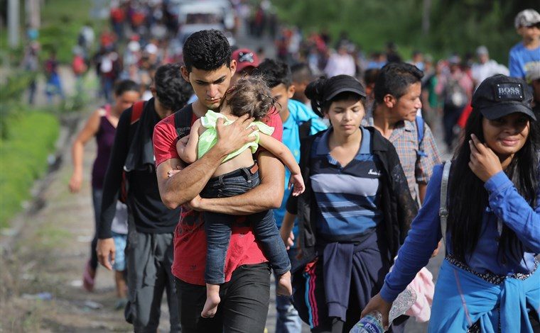 RRETH 4000 MIJË NJERËZ MARSHOJNË DREJT KUFIRIT SHBA-MEKSIKË/ Familjet e “dëshpëruara” i bashkohen… (VIDEO)
