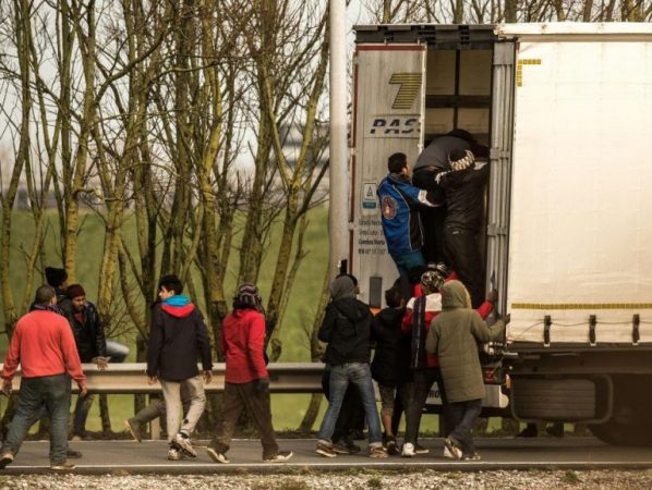 SHOFERI “SPIUN”/ Ja si u arrestuan 7 EMIGRANTËT shqiptarë në kamionin Holandë-Angli