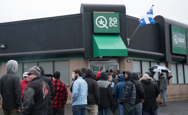 KANADAJA LEGALIZON MARIJUANËN/ Rradhë të gjata në dyqane për ta blerë