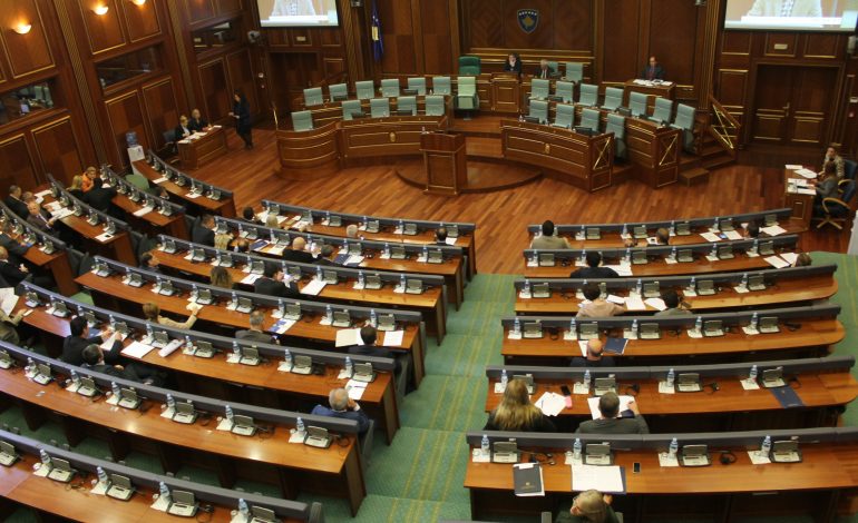 SEANCA E JASHTËZAKONSHME/ Kuvendi i Kosovës diskuton sot për korrigjimin e kufijve