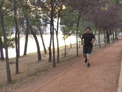 ME KËMBËN PROTEZË/ Merr pjesë në maratonën e Tiranës, historia frymëzuese e Lazimit (VIDEO)