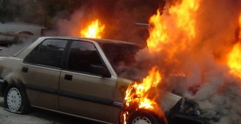 E FUNDIT/ Zjarr në Elbasan në një servis digjen disa automjete. Dyshohet se…