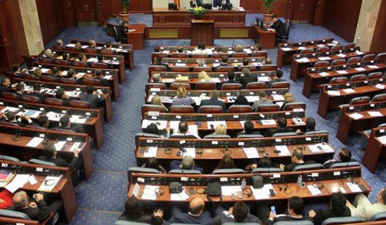 DEBATET NË MAQEDONI/ Vijon debatin për ndryshimet kushtetuese, sipas Marrëveshjes së Prespës
