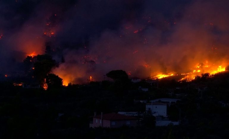 ZJARR I MADH NË VALBONË/ Zjarrëfikset nisen drejt vendit të ngjarjes, dyshohet…