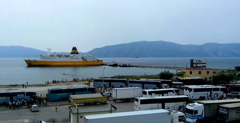 MOTI I KEQ/ Pezullohet lundrimi në Portin e Vlorës