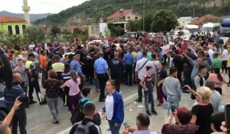 PROTESTA NË ELBASAN/ Reagon Policia: Antiligjore, i bëmë thirrje Luçiano Boçit për të liruar rrugën, por…