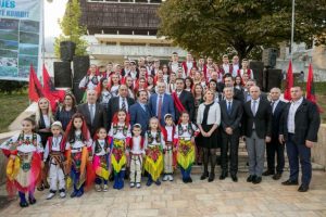 META NË TROPOJË/ I thur lavde Berishës dhe Azem Hajdarit: Nuk duhet të harrojmë dy udhëheqësit kryesorë të…