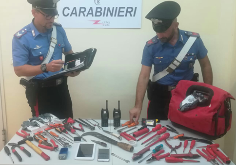 GRABISNIN MAKINA/ Kapen dy hajdutët, njëri 18 vjeçar shqiptar. Tentuan të iknin por…