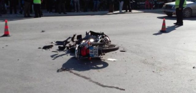 E FUNDIT/ Aksident në Berat. Autobusi përplas motorin në Berat, shoferi në gjendje kritike (FOTOT)