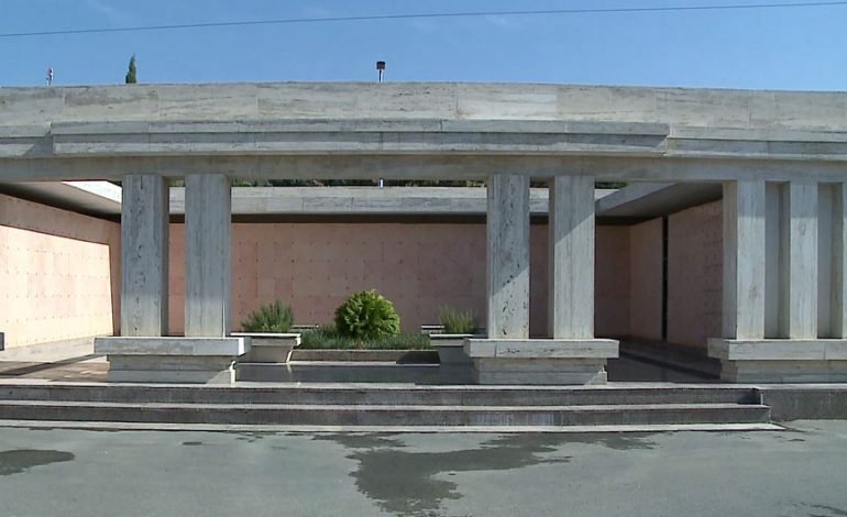 NDËRTIMI I VARREZAVE MURALE/ Emigrantët të parët të cilët interesohen