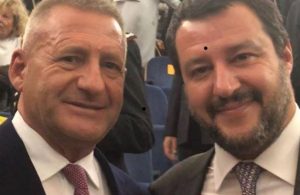 Nard Ndoka bën FOTO me Matteo Salvinin/ I fola për situatën politike në Shqipëri. Ja dhurata që më bëri