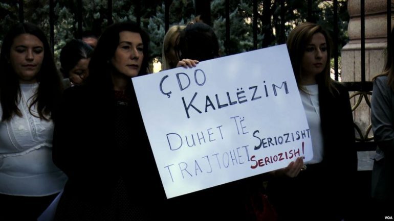 “TENTOI TË MË AFROHEJ”/ Rrrëfimi i STUDENTES nga Tirana: Si më ngacmoi shefi