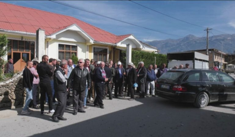 HIDROCENTRALET NË GJORICË/ Takimi i banorëve me Drejtorinë Rajonale të mjedisit, shndërrohet në protestë